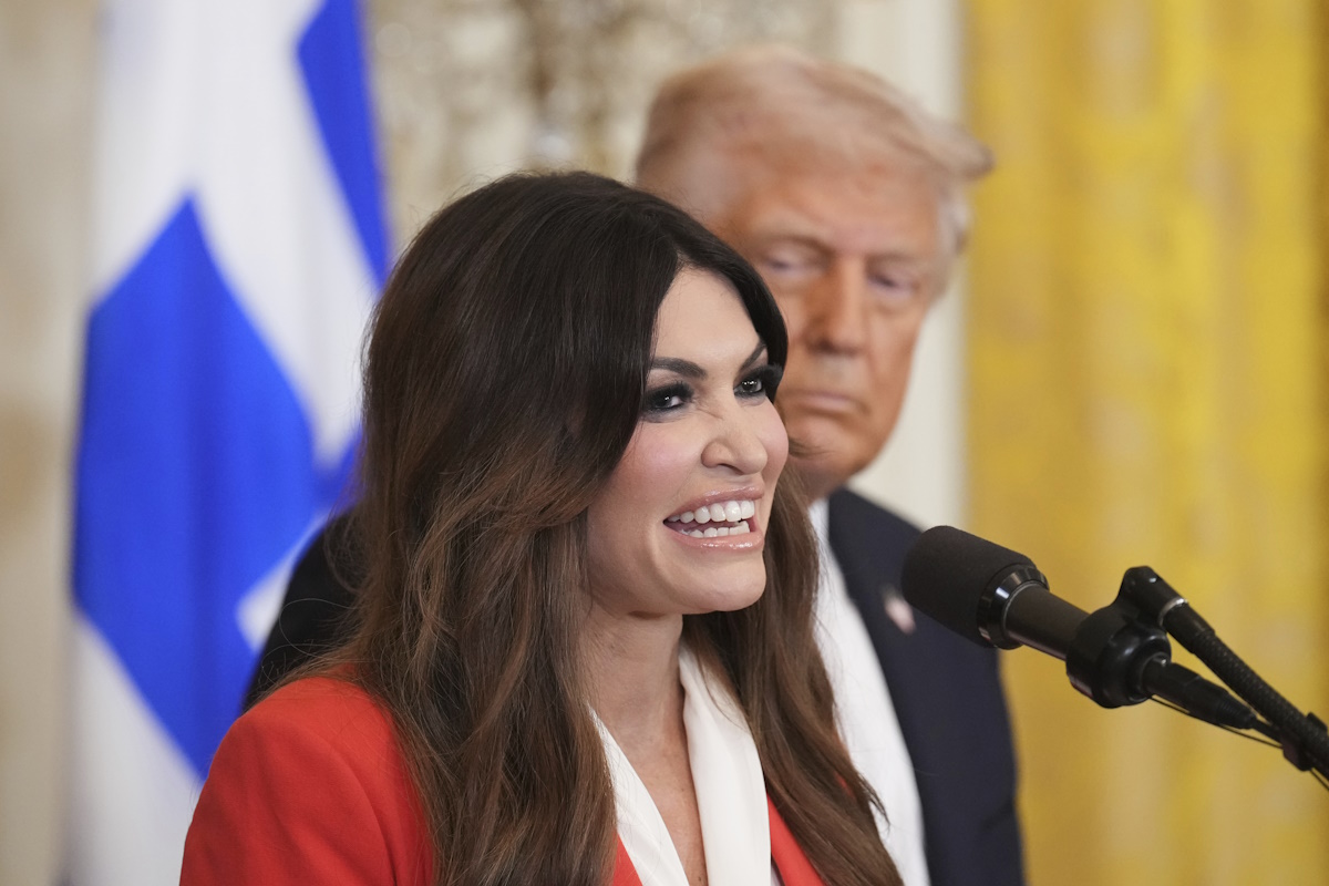 Η Κimberly Guilfoyle και πίσω της ο Αμερικανός πρόεδρος Ντόναλντ Τραμπ