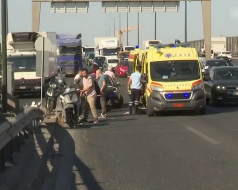Κίνηση στους δρόμους: Σοβαρό τροχαίο με 4 τραυματίες στον Κηφισό – Μοτοσικλέτες έπεσαν πάνω σε αυτοκίνητο