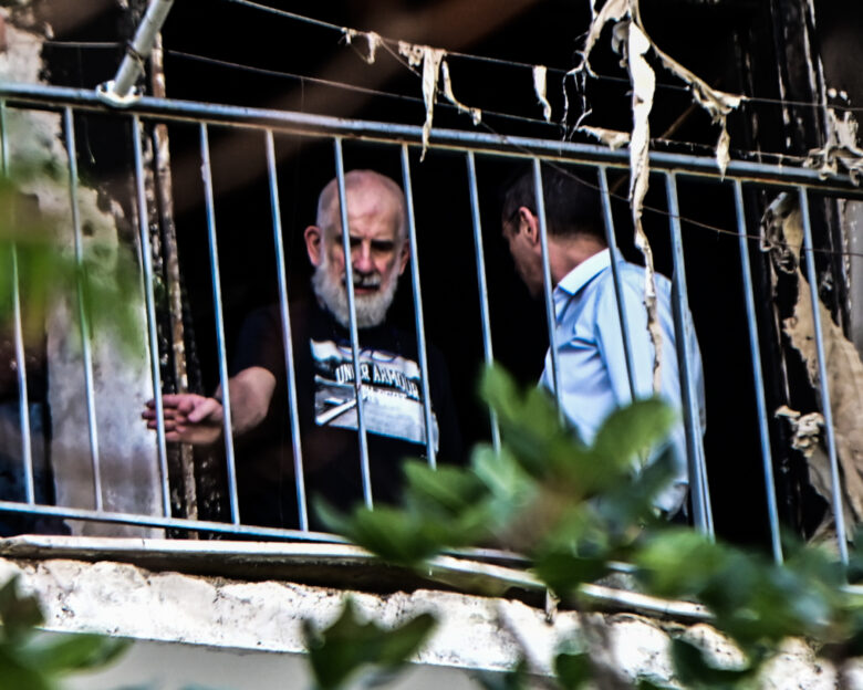 Πέτρος Φιλιππίδης: Αυτοψία από κλιμάκιο της Αντιμετώπισης Εγκλημάτων Εμπρησμού στο διαμέρισμα που έπιασε φωτιά