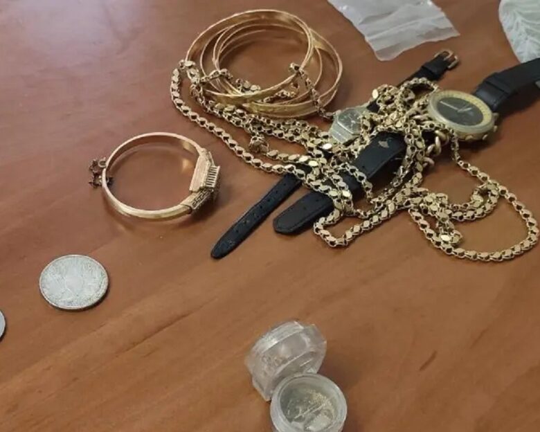 Νίκαια: Ζευγάρι πήγε να καθαρίσει σπίτι και έκλεψε πάνω από 11.000 ευρώ και κοσμήματα
