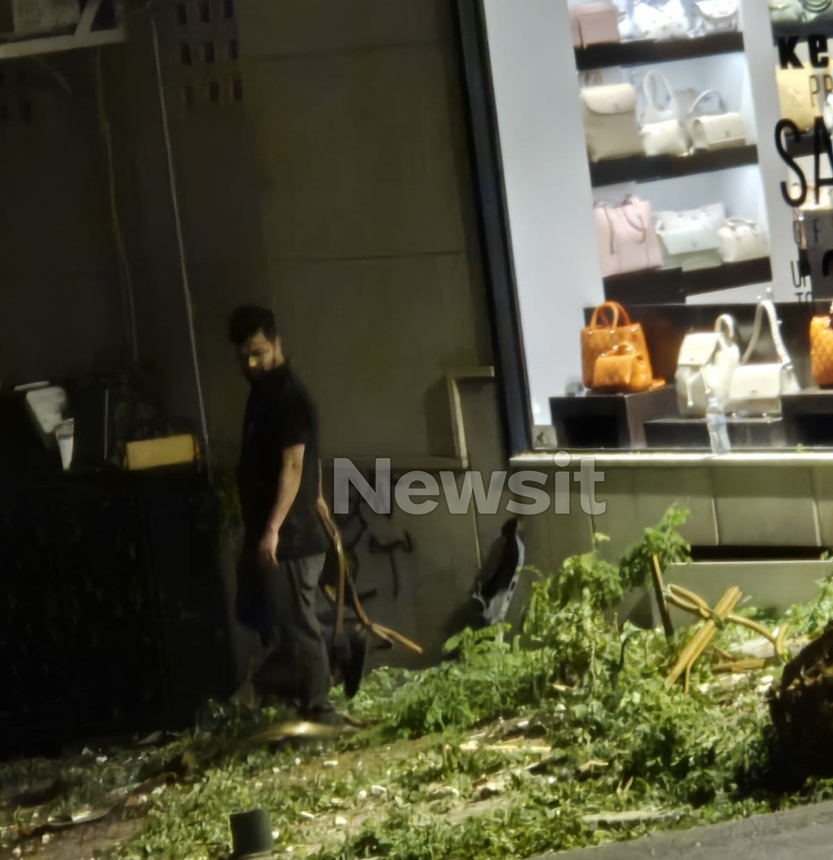Πεσμένα κλαδιά μετά το τροχαίο στο Κολωνάκι