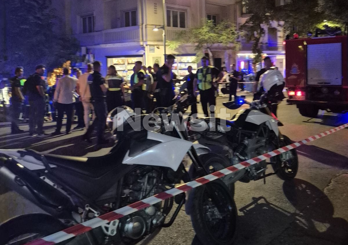 Αστυνομία και κάτοικοι της περιοχής μετά το ατύχημα στο Κολωνάκι