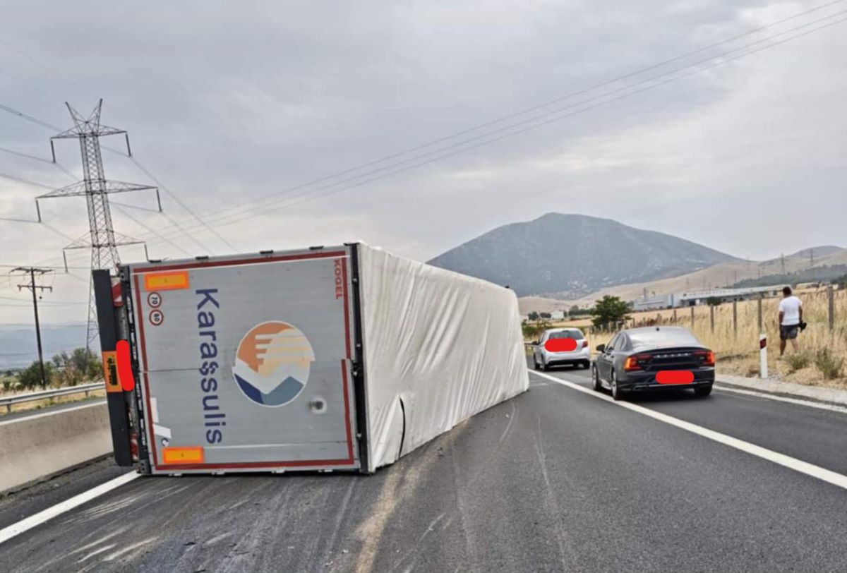 Νταλίκα «δίπλωσε» στην Εγνατία στο ύψος της Γαλάτης Κοζάνης