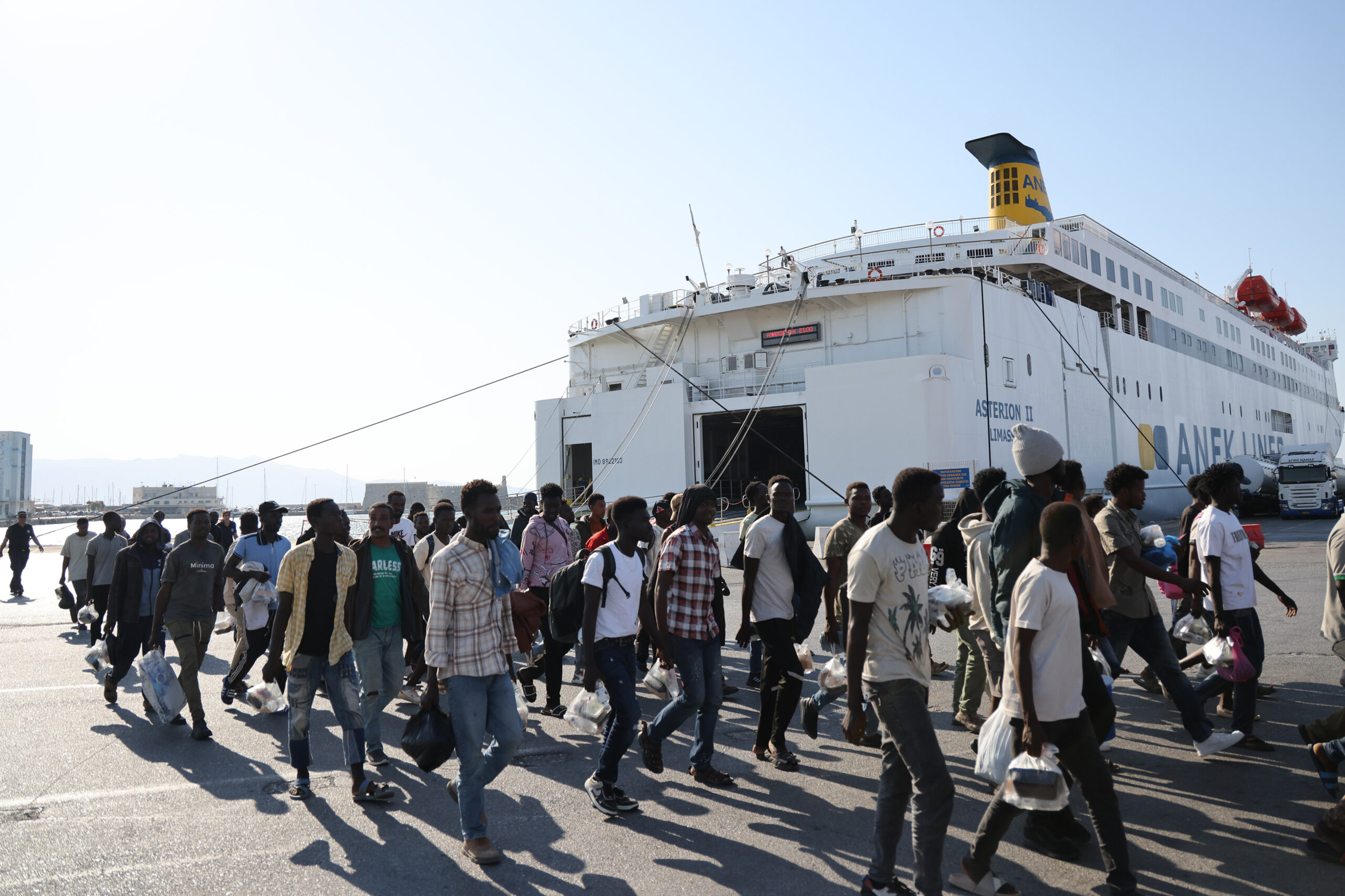 Μετανάστες σε λιμάνι της Κρήτη