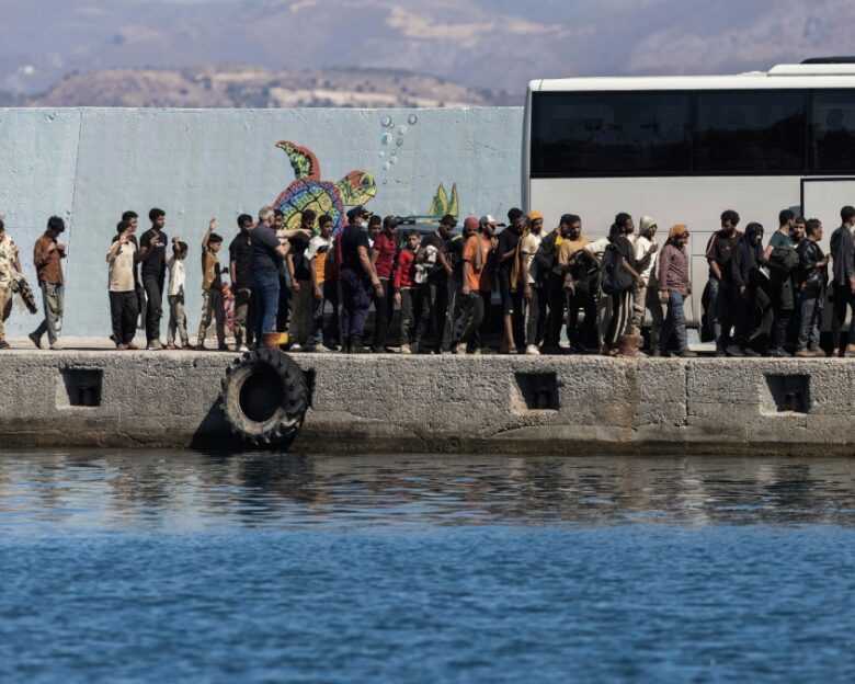«Βουλιάζει» η Κρήτη από τις καραβιές μεταναστών: Διασώθηκαν 520, αναμένεται να μεταφερθούν στο Λαύριο