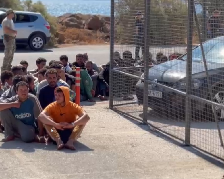 Στο Λαύριο μεταφέρθηκαν 247 μετανάστες από την Κρήτη – Θα κρατηθούν μέχρι να ξεκινήσει η διαδικασία επιστροφής τους