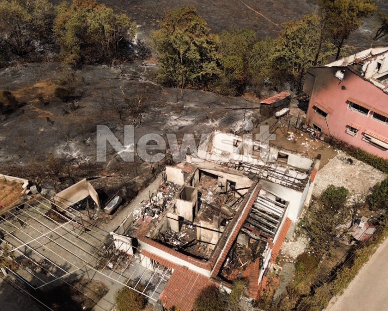 Κρυονέρι: Κρανίου τόπος η περιοχή μετά το πέρασμα της φωτιάς – Εικόνες από το drone του newsit.gr