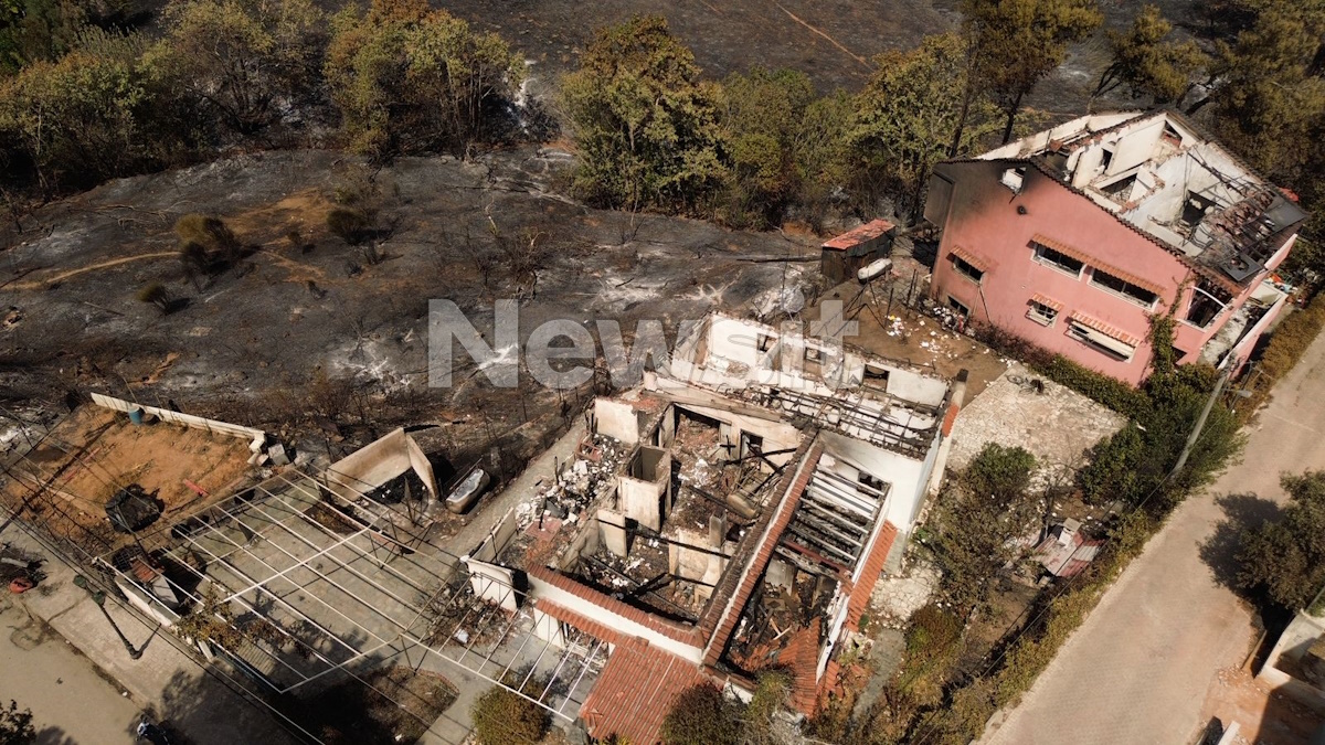 Καμένα σπίτια μετά τη φωτιά στο Κρυονέρι