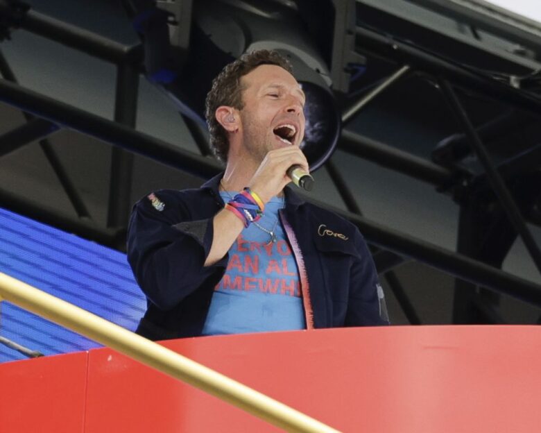 Coldplay: Νέο βίντεο από το viral παράνομο ζευγάρι στη συναυλία τους πριν τους «τσακώσει» η kiss cam