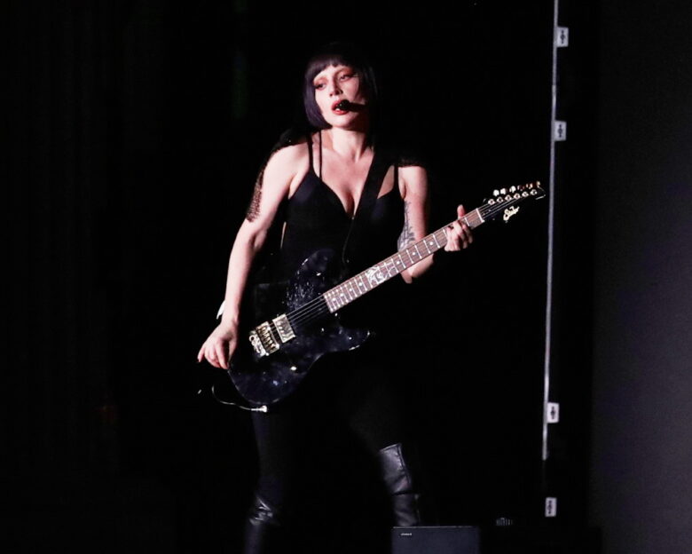 Η Lady Gaga «έφαγε τα μούτρα της» στο stage: Σκόνταψε αλλά συνέχισε απτόητη το live της
