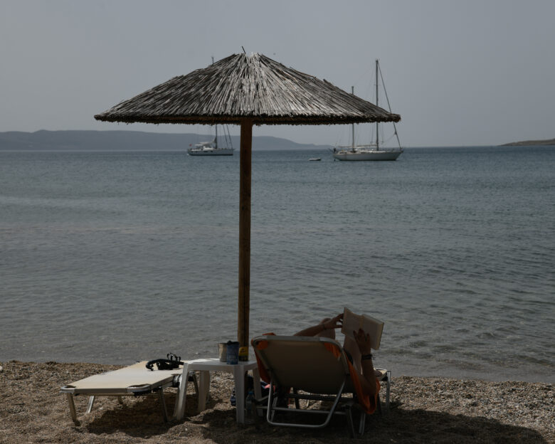 Λαύριο: Τούρκος συνελήφθη για τον βιασμό γυναίκας σε παραλία – Εντοπίστηκε αποτύπωμά του στο κινητό του θύματος