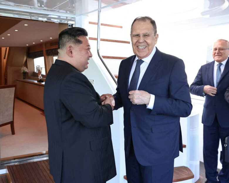 Στη Βόρεια Κορέα ο Σεργκέι Λαβρόφ: Συναντήθηκε με τον Κιμ Γιονγκ Ουν