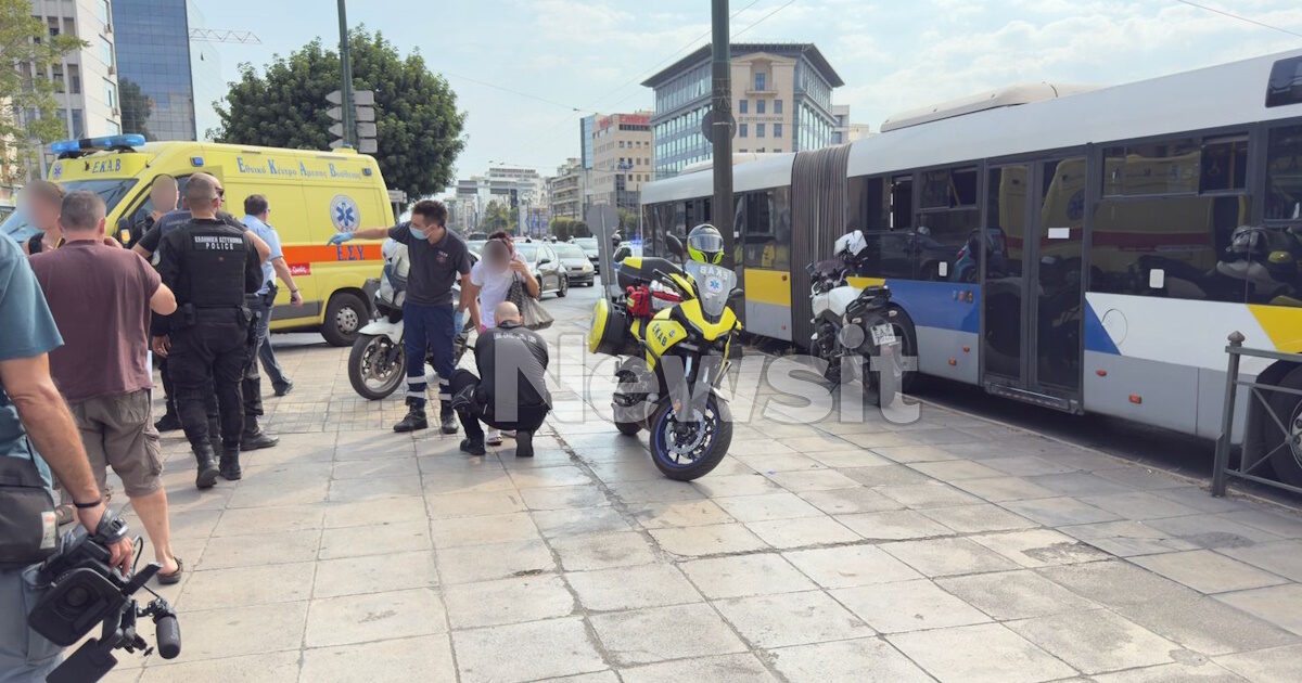Διασώστες παρέχουν τις πρώτες βοήθειες στους τραυματίες
