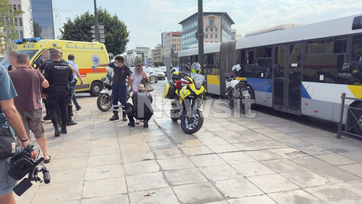 Διασώστες παρέχουν τις πρώτες βοήθειες στους τραυματίες