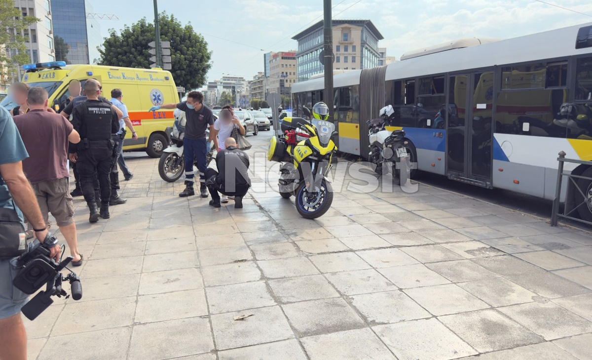 Διασώστες παρέχουν τις πρώτες βοήθειες στους τραυματίες