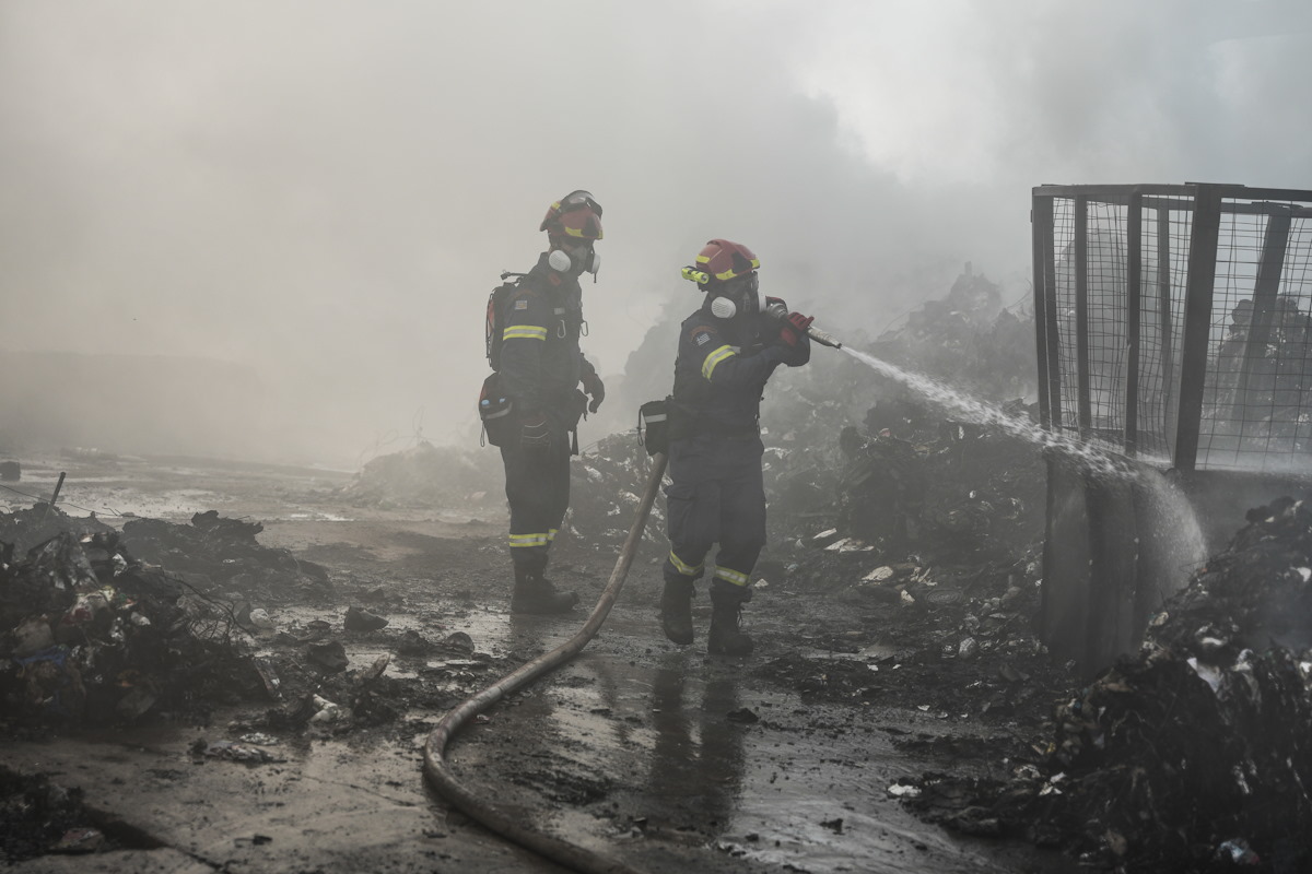 Πυρκαγιά σε επιχείρηση ανακύκλωσης στο χωριό Παναγιούδα στο νησί της Λέσβου