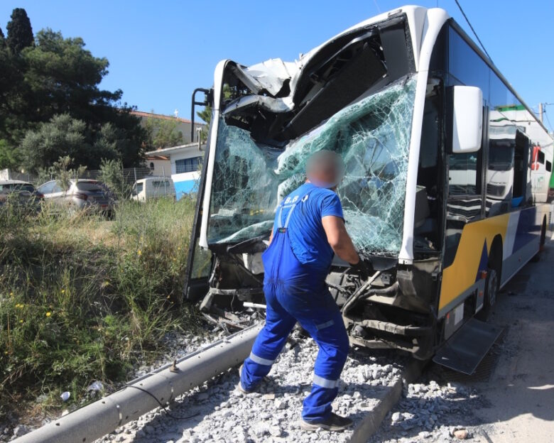 Σύγκρουση λεωφορείων στη Βούλα: Αναφορές για τραυματίες