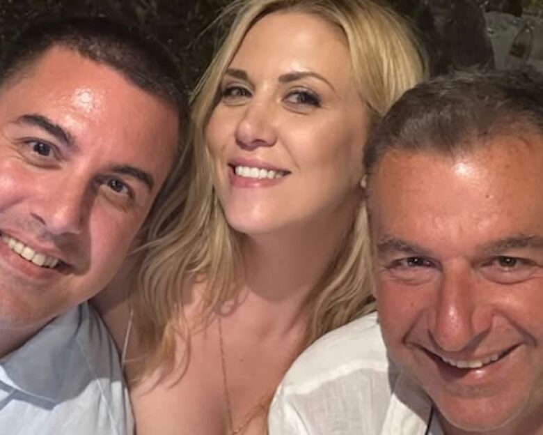 Ο Γιώργος Λιάγκας και η Μαρία Αντωνά στην Τήνο για τη βάφτιση του γιου της Φωτεινής Πετρογιάννη – Φωτογραφίες