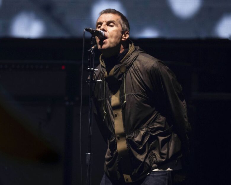 Ο Λίαμ Γκάλαχερ των Oasis τρολάρει τους Coldplay και καθησυχάζει τους φανς του: «Εμείς δεν έχουμε kiss cam»