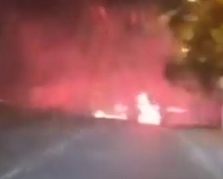Γαλλία: Πάνω από 100 κουκουλοφόροι επιτέθηκαν σε αυτοκίνητα στη Λιμόζ – «Αντάρτικο πόλης» λέει ο δήμαρχος