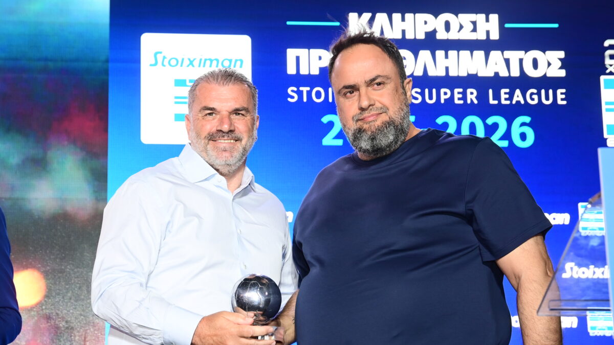 Ο Βαγγέλης Μαρινάκης βραβεύει τον Άγγελο Ποστέκογλου (ΓΙΩΡΓΟΣ ΜΑΤΘΑΙΟΣ