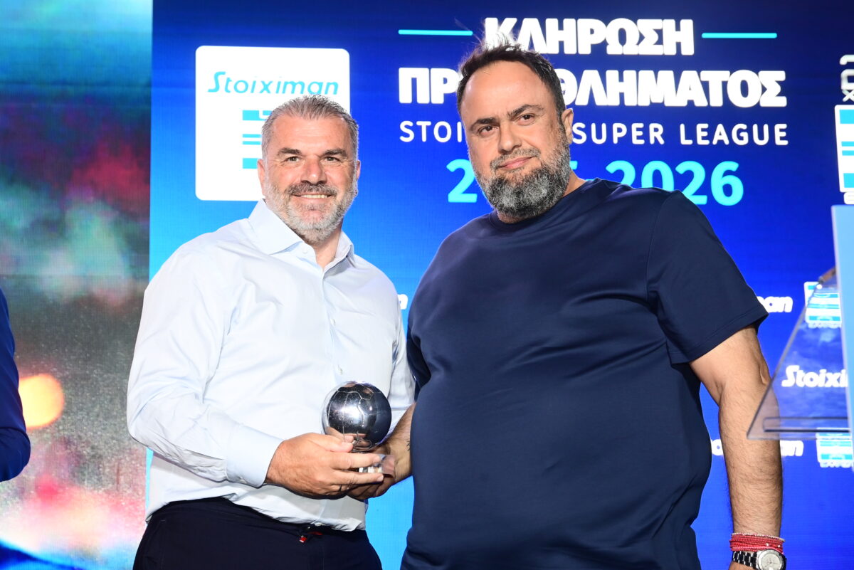 Ο Βαγγέλης Μαρινάκης βραβεύει τον Άγγελο Ποστέκογλου (ΓΙΩΡΓΟΣ ΜΑΤΘΑΙΟΣ