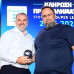 Ο Βαγγέλης Μαρινάκης βραβεύει τον Άγγελο Ποστέκογλου (ΓΙΩΡΓΟΣ ΜΑΤΘΑΙΟΣ