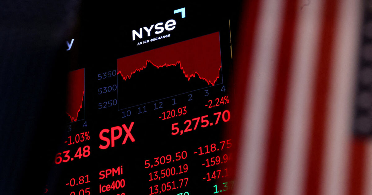 Wall Street: Dow Jones closes down after reports that Trump is pursuing duties at least 15% on EU imports
