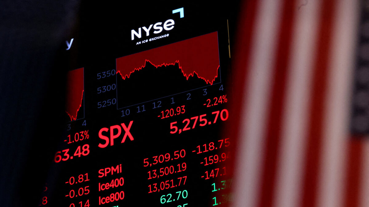 Οθόνη εμφανίζει το δείκτης S&P μετά το κλείσιμο του χρηματιστηρίου της Νέας Υόρκης
