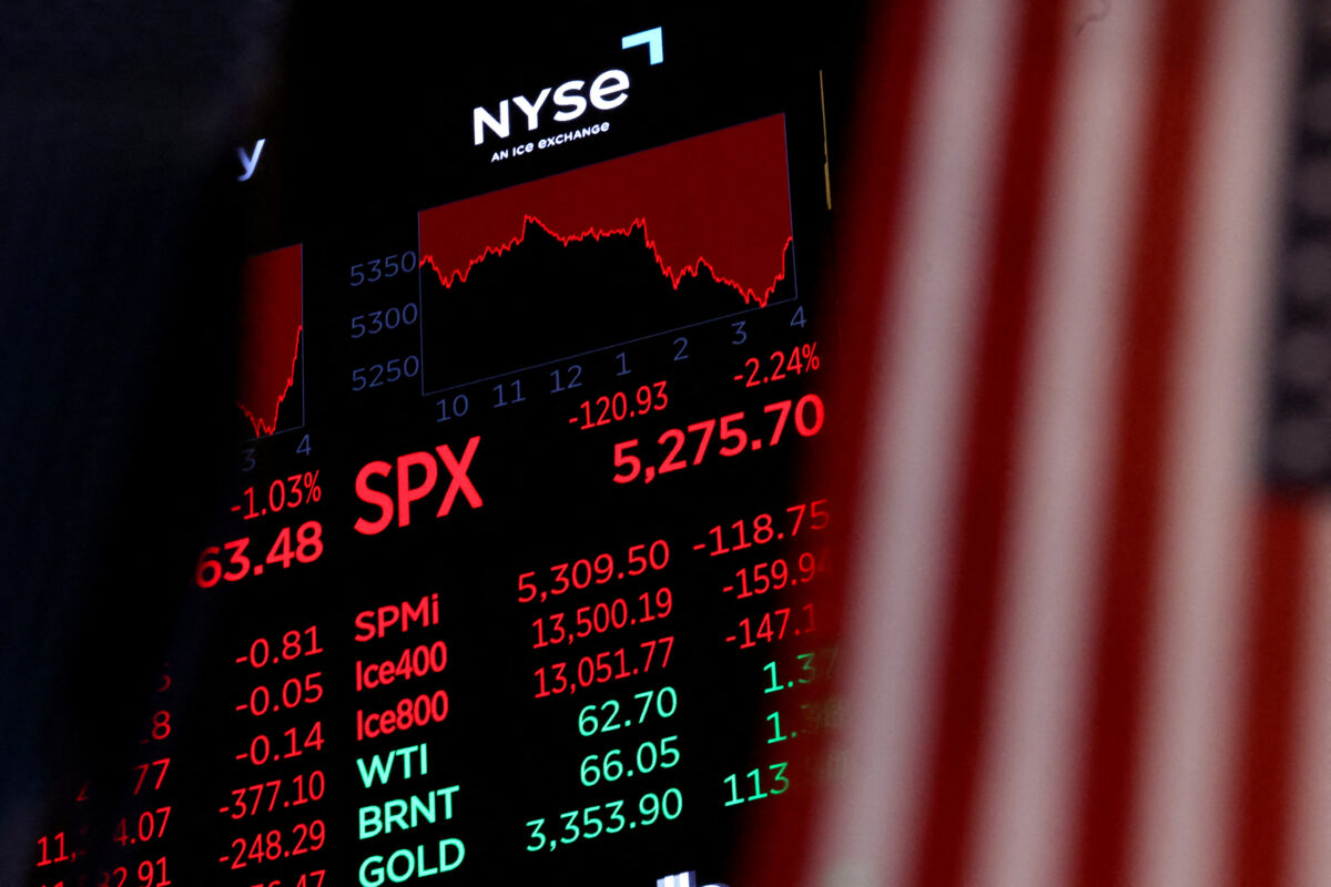 Οθόνη εμφανίζει το δείκτης S&P μετά το κλείσιμο του χρηματιστηρίου της Νέας Υόρκης