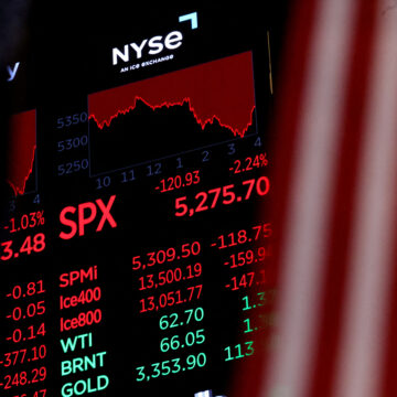 Οθόνη εμφανίζει το δείκτης S&P μετά το κλείσιμο του χρηματιστηρίου της Νέας Υόρκης