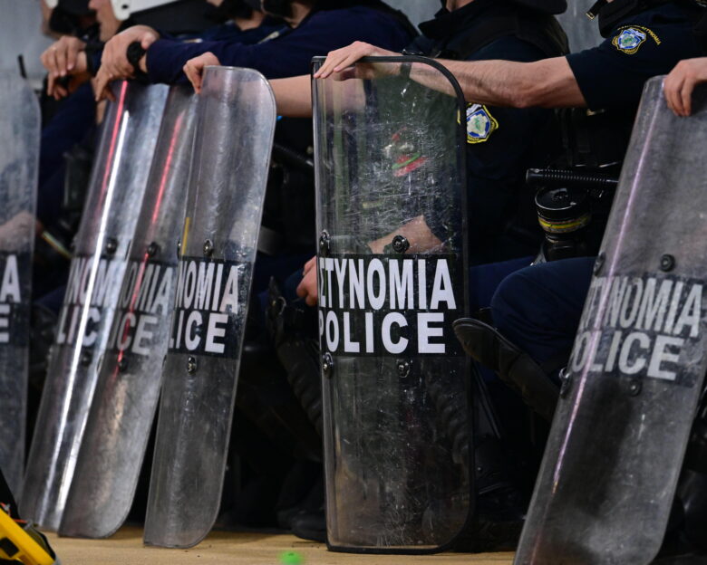 Νέα Φιλαδέλφεια: Συμπλοκές με τραυματίες αστυνομικούς μετά τον αγώνα της ΑΕΚ