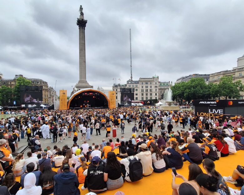 McLaren και Allwyn «έβαψαν» πορτοκαλί την Trafalgar Square