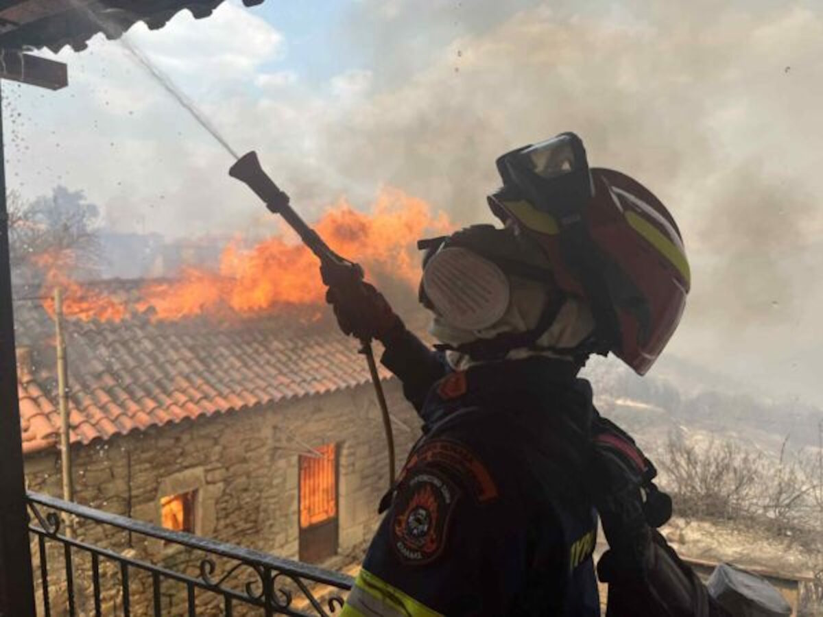 Σπίτια στη Μεσσηνία έχουν παραδοθεί στις φλόγες