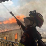 Σπίτια στη Μεσσηνία έχουν παραδοθεί στις φλόγες