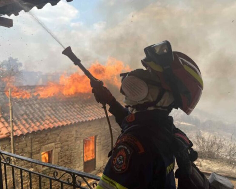 Φωτιά στη Μεσσηνία: Συγκλονιστικές εικόνες σε Κρυονέρι και Πολυθέα – Πυροσβέστες σκαρφάλωσαν σε στέγες σπιτιών
