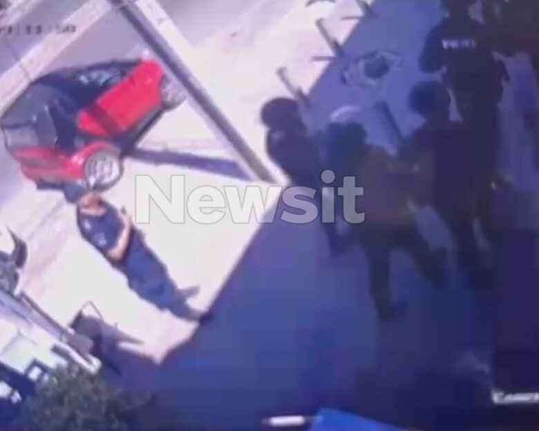 Μενίδι: Βίντεο με την έφοδο της αστυνομίας στο κατάστημα – Η ιδιοκτήτρια είχε κλειδώσει τους ληστές και περίμενε τους αστυνομικούς