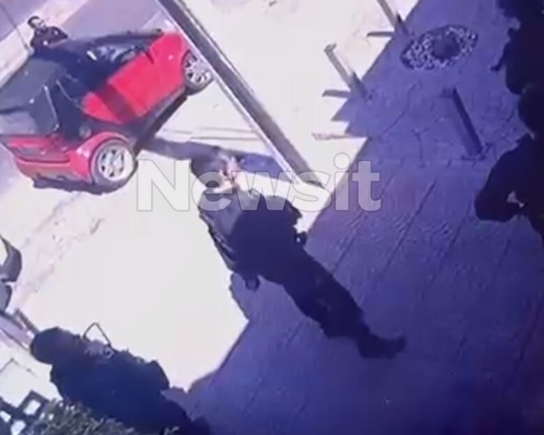 Μενίδι: Βίντεο με την έφοδο της αστυνομίας στο κατάστημα – Η ιδιοκτήτρια είχε κλειδώσει τους ληστές και περίμενε τους αστυνομικούς