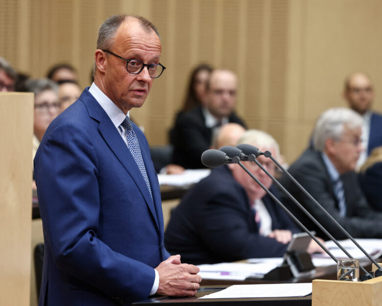«Σήμα» Μερτς σε όλη τη Ευρώπη: Ο επενεξοπλισμός θα προχωρήσει με περικοπές στην υγεία και φοροαπαλλαγές στις επιχειρήσεις