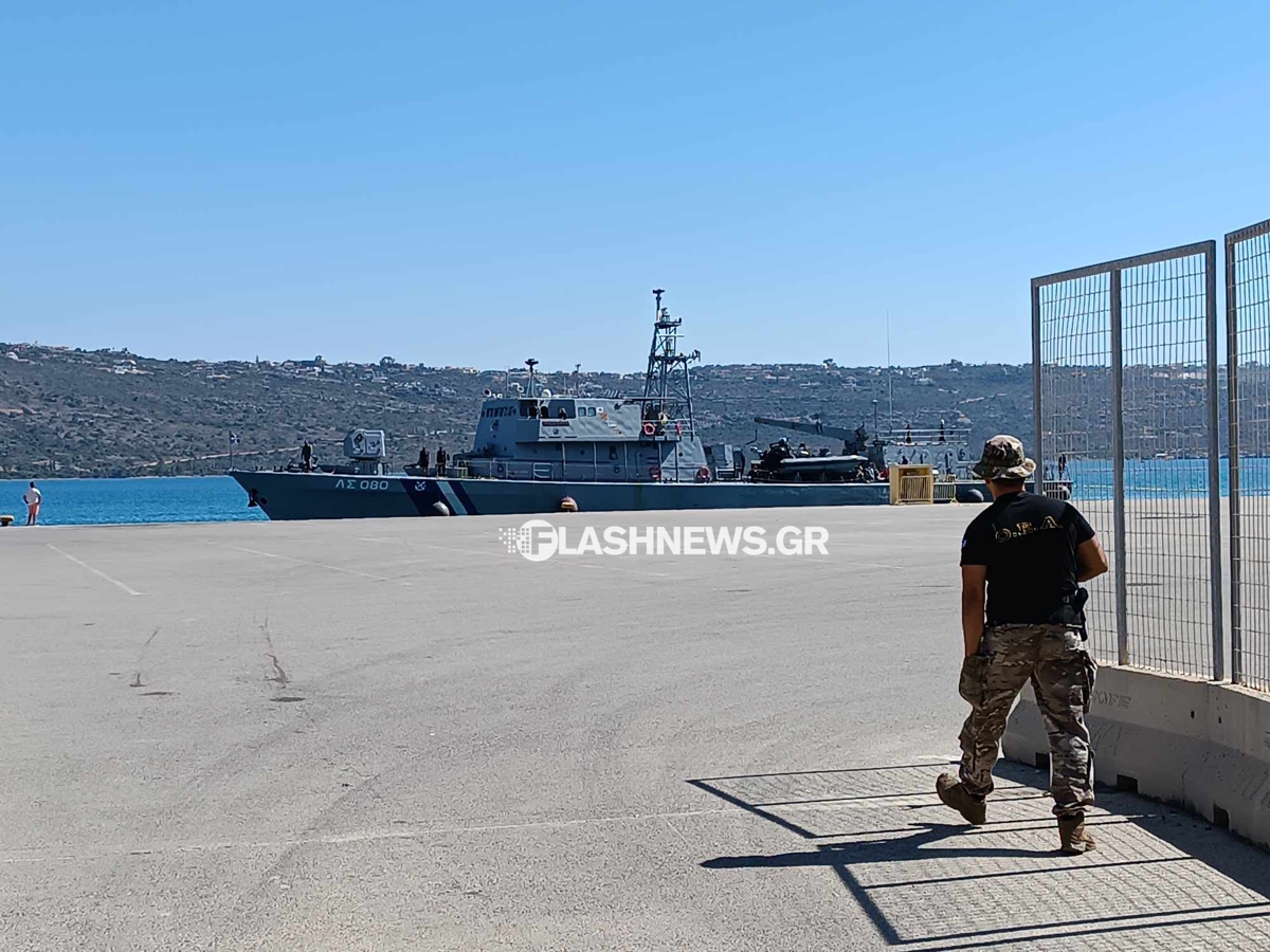 Οι μετανάστες καταφτάνουν στο λιμάνι της Σούδας