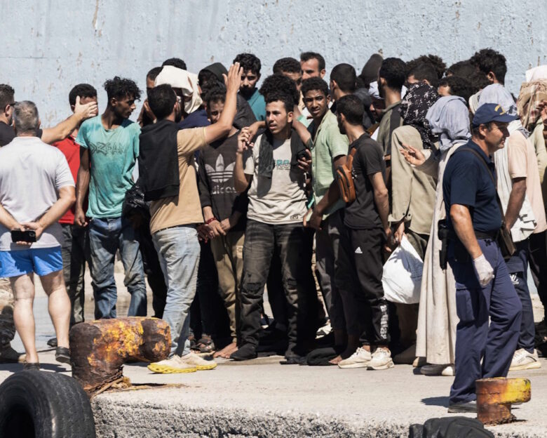 Έφτασαν στο Λαύριο οι 520 μετανάστες που διασώθηκαν στα ανοιχτά της Κρήτης: Οδηγούνται στη δομή της Μαλακάσας
