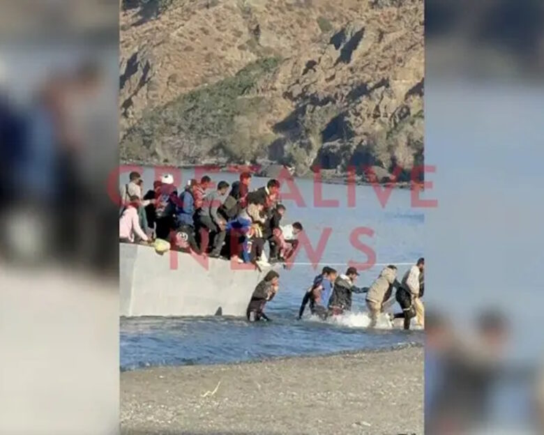 Κρήτη: Η στιγμή της «απόβασης» μεταναστών στην παραλία Δισκού ανάμεσα σε κόσμο που έκανε μπάνιο
