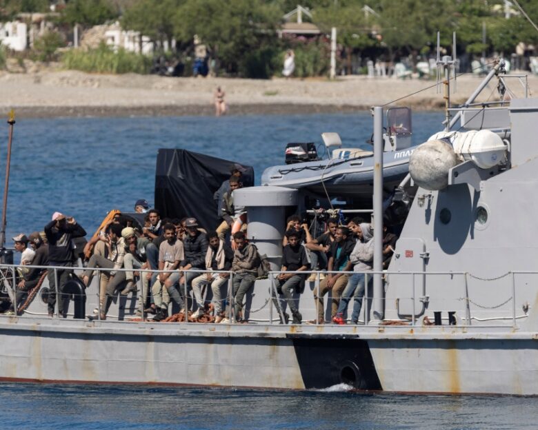 Θύελλα αντιδράσεων από τις δηλώσεις Πλεύρη να μειωθούν τα γεύματα των μεταναστών  πόσο στοιχίζει η ημερήσια διατροφή τους  κόφτης και στα επιδόματα  γιατί πήγε ο πρώην πρωθυπουργός Κώστας Καραμανλής στον Πιερρακάκη  Οι «91» βλέπουν για πρωθυπουργό Σαμαρά και Καραμανλή που «δεν εμπλέκεται»