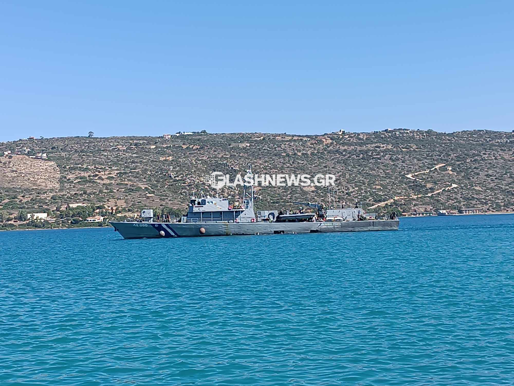 Το πλοίο καταφτάνει στο λιμάνι της Σούδας