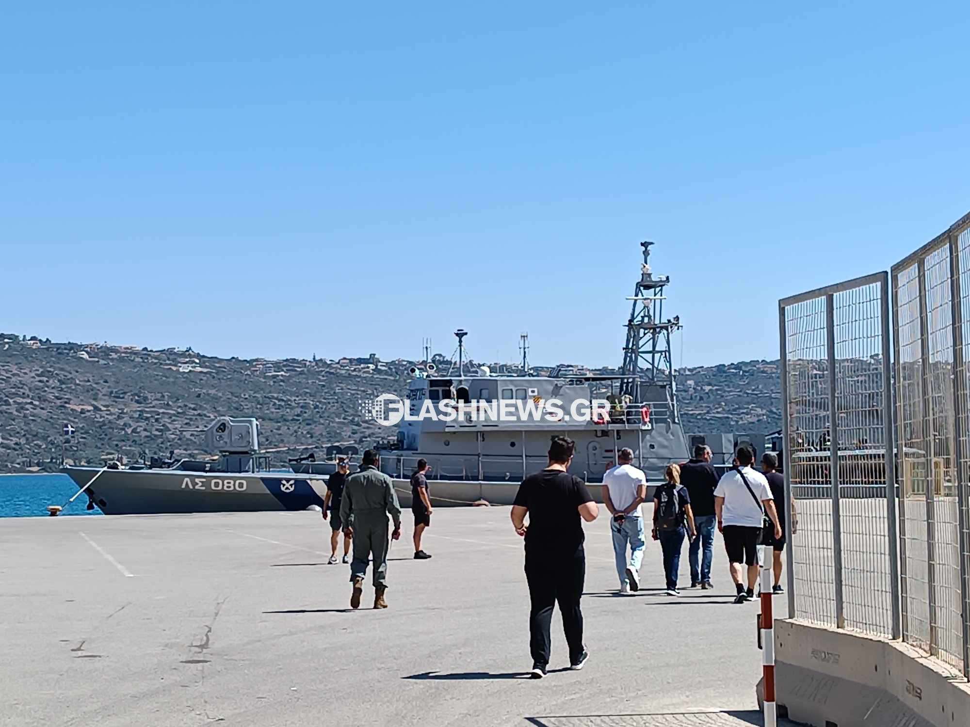 Το πλοίο καταφτάνει στο λιμάνι της Σούδας