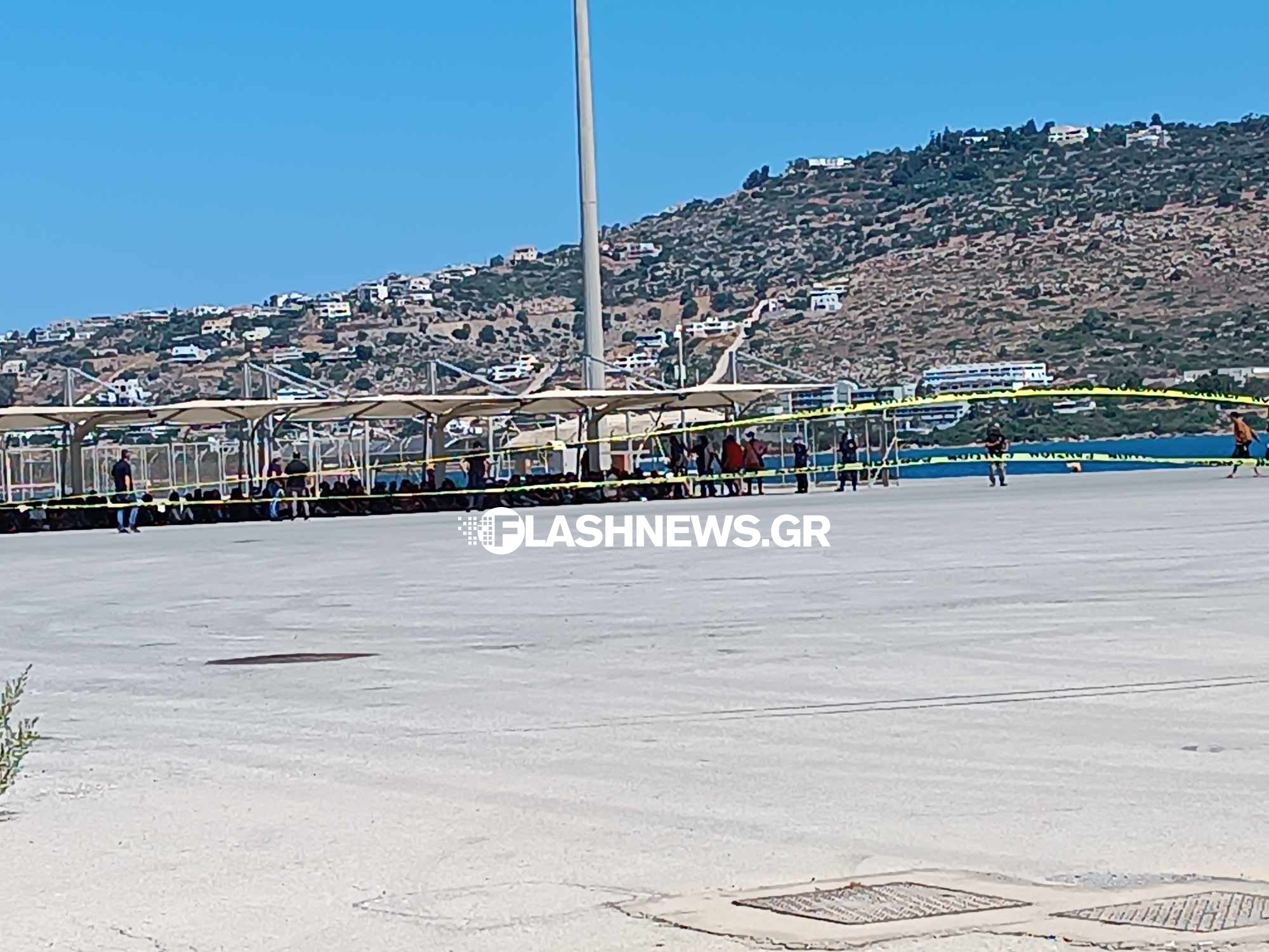 Οι μετανάστες περιμένουν στο λιμάνι της Σούδας