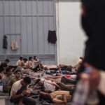 Πρόσφυγες και μετανάστες στο Εκθεσιακό Κέντρο Αγυιάς Χανιών. Συνολικά 850 άτομα, προερχόμενα από έντεκα διαφορετικά περιστατικά διάσωσης σε θαλάσσιες περιοχές νότια των Χανίων και της Γαύδου, έχουν μεταφερθεί και φιλοξενούνται προσωρινά. Σύμφωνα με επίσημα στοιχεία των λιμενικών και μεταναστευτικών αρχών, οι 850 διασωθέντες μετανάστες είχαν αναχωρήσει από την πόλη Τομπρούκ της Λιβύης. Οι περισσότεροι από τους αφιχθέντες παρέμειναν στην περιοχή μεταξύ 15 ημερών και 3 μηνών, μέχρι να επιβιβαστούν στα υπερφορτωμένα σκάφη. Κατάγονται από χώρες όπως η Αίγυπτος, η Ερυθραία, το Σουδάν και η Αιθιοπία, ενώ πολλοί εξ αυτών χαρακτηρίζονται δυνητικοί πρόσφυγες με αίτημα διεθνούς προστασίας. Ανάμεσα στους 850 διασωθέντες καταγράφονται 24 παιδιά και 13 γυναίκες, σύμφωνα με την επίσημη ενημέρωση. Η ένταση των μεταναστευτικών ροών έχει αυξηθεί αισθητά το τελευταίο διάστημα, γεγονός που αποδίδεται, μεταξύ άλλων, στις ήπιες καιρικές συνθήκες του καλοκαιριού, οι οποίες διευκολύνουν τις θαλάσσιες μετακινήσεις. Η προσωρινή φιλοξενία των 850 μεταναστών πραγματοποιείται στο Εκθεσιακό Κέντρο Αγυιάς, το οποίο ενεργοποιήθηκε ως κέντρο υποδοχής και διαχείρισης ανθρωπιστικής κρίσης από την Περιφέρεια Κρήτης και τις συναρμόδιες υπηρεσίες. Στο χώρο έχουν διαμορφωθεί υποδομές σίτισης και ιατρικής παρακολούθησης, ενώ κλιμάκια του 2ου Κέντρου Υγείας Χανίων πραγματοποιούν πλήρεις υγειονομικούς ελέγχους σε όλους τους διασωθέντες.
(ΓΙΑΝΝΗΣ ΑΓΓΕΛΑΚΗΣ