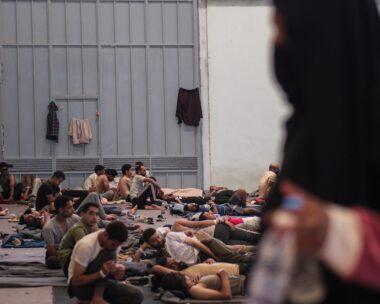 Πρόσφυγες και μετανάστες στο Εκθεσιακό Κέντρο Αγυιάς Χανιών. Συνολικά 850 άτομα, προερχόμενα από έντεκα διαφορετικά περιστατικά διάσωσης σε θαλάσσιες περιοχές νότια των Χανίων και της Γαύδου, έχουν μεταφερθεί και φιλοξενούνται προσωρινά. Σύμφωνα με επίσημα στοιχεία των λιμενικών και μεταναστευτικών αρχών, οι 850 διασωθέντες μετανάστες είχαν αναχωρήσει από την πόλη Τομπρούκ της Λιβύης. Οι περισσότεροι από τους αφιχθέντες παρέμειναν στην περιοχή μεταξύ 15 ημερών και 3 μηνών, μέχρι να επιβιβαστούν στα υπερφορτωμένα σκάφη. Κατάγονται από χώρες όπως η Αίγυπτος, η Ερυθραία, το Σουδάν και η Αιθιοπία, ενώ πολλοί εξ αυτών χαρακτηρίζονται δυνητικοί πρόσφυγες με αίτημα διεθνούς προστασίας. Ανάμεσα στους 850 διασωθέντες καταγράφονται 24 παιδιά και 13 γυναίκες, σύμφωνα με την επίσημη ενημέρωση. Η ένταση των μεταναστευτικών ροών έχει αυξηθεί αισθητά το τελευταίο διάστημα, γεγονός που αποδίδεται, μεταξύ άλλων, στις ήπιες καιρικές συνθήκες του καλοκαιριού, οι οποίες διευκολύνουν τις θαλάσσιες μετακινήσεις. Η προσωρινή φιλοξενία των 850 μεταναστών πραγματοποιείται στο Εκθεσιακό Κέντρο Αγυιάς, το οποίο ενεργοποιήθηκε ως κέντρο υποδοχής και διαχείρισης ανθρωπιστικής κρίσης από την Περιφέρεια Κρήτης και τις συναρμόδιες υπηρεσίες. Στο χώρο έχουν διαμορφωθεί υποδομές σίτισης και ιατρικής παρακολούθησης, ενώ κλιμάκια του 2ου Κέντρου Υγείας Χανίων πραγματοποιούν πλήρεις υγειονομικούς ελέγχους σε όλους τους διασωθέντες.
(ΓΙΑΝΝΗΣ ΑΓΓΕΛΑΚΗΣ