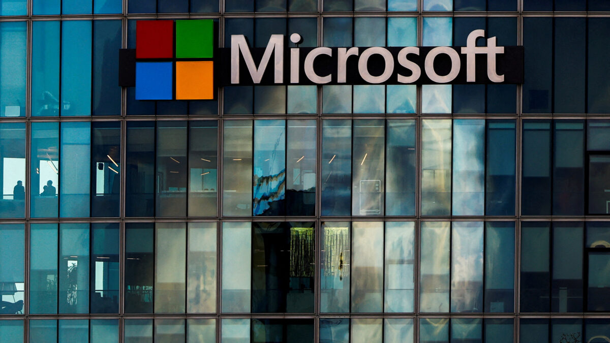 Μια άποψη δείχνει το λογότυπο της Microsoft στα γραφεία της Microsoft στη Γαλλία / Φωτογραφία αρχείου / REUTERS / Gonzalo Fuentes