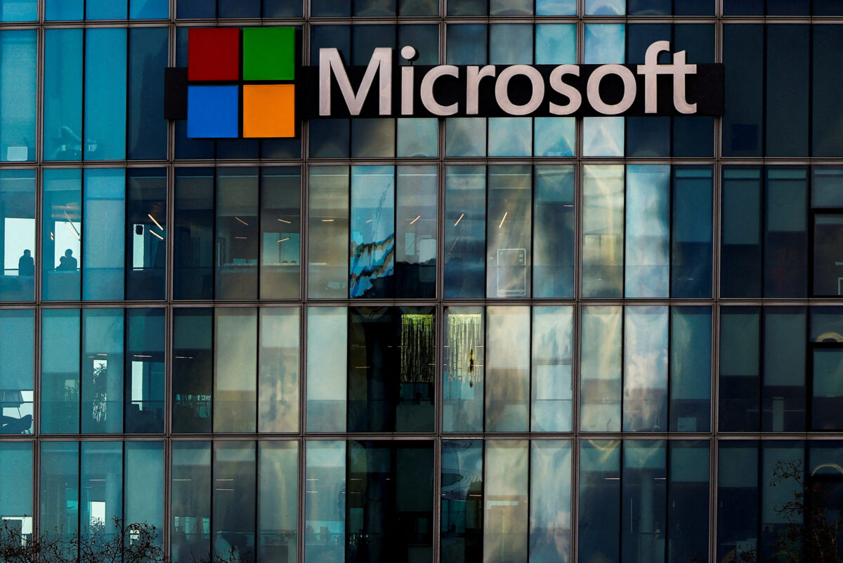 Μια άποψη δείχνει το λογότυπο της Microsoft στα γραφεία της Microsoft στη Γαλλία / Φωτογραφία αρχείου / REUTERS / Gonzalo Fuentes